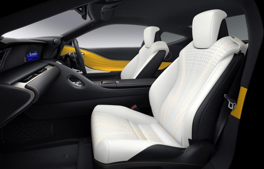 Интерьер Lexus LC500 Luster Yellow 2018 года  (JP) (фото 3 из 5)